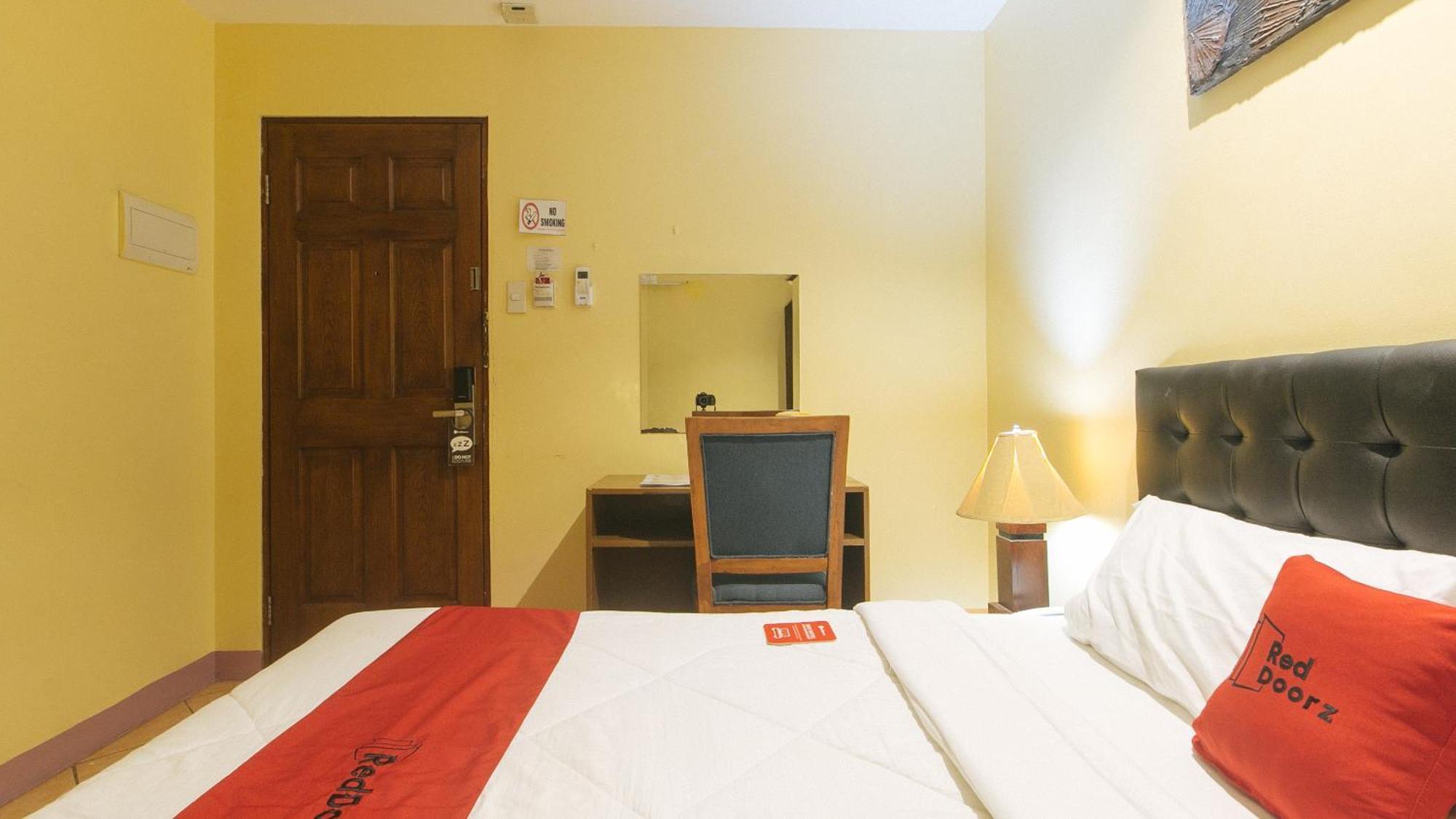 Reddoorz At Comfy Inn Ermita Manila Exterior photo