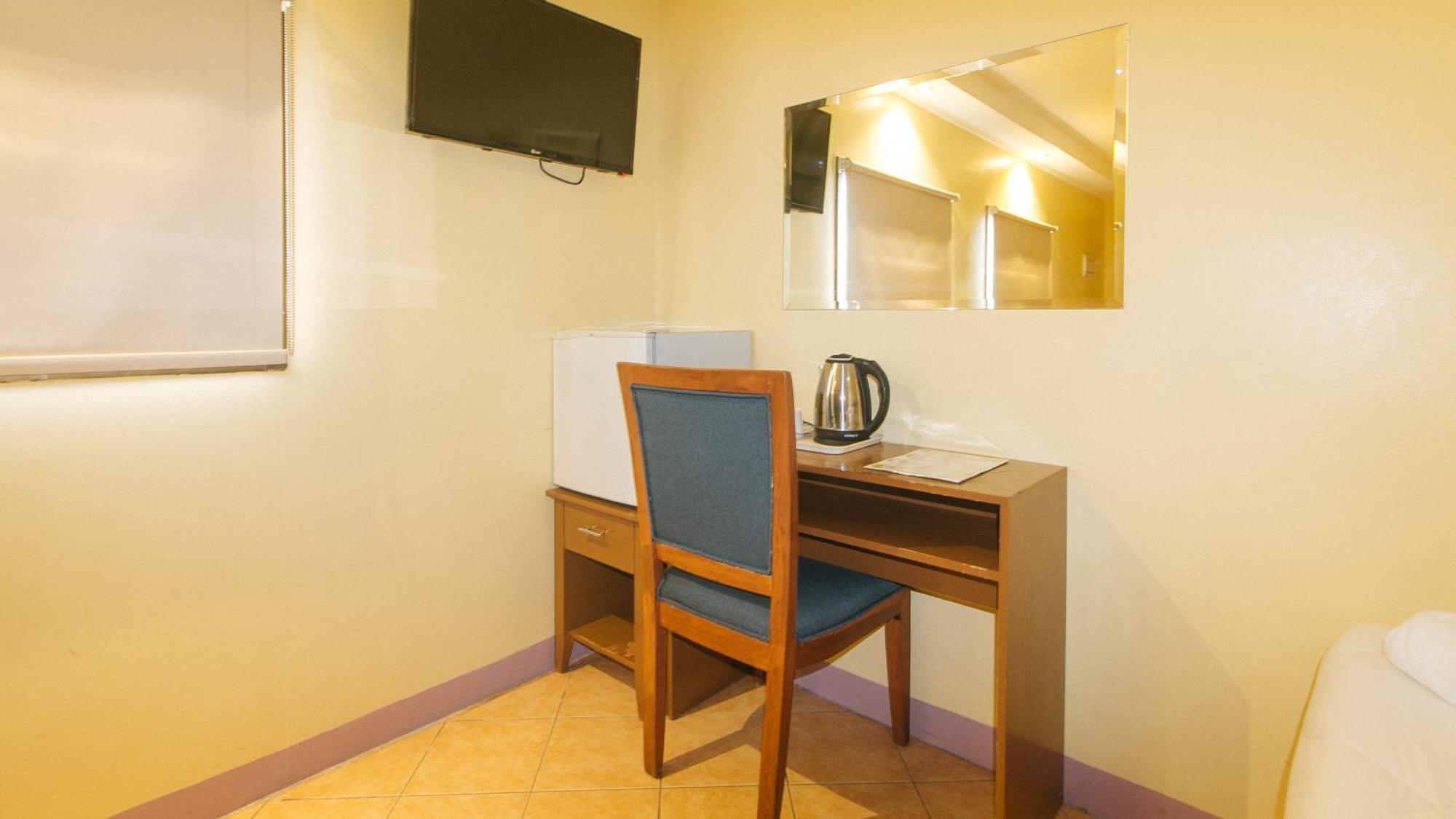 Reddoorz At Comfy Inn Ermita Manila Exterior photo