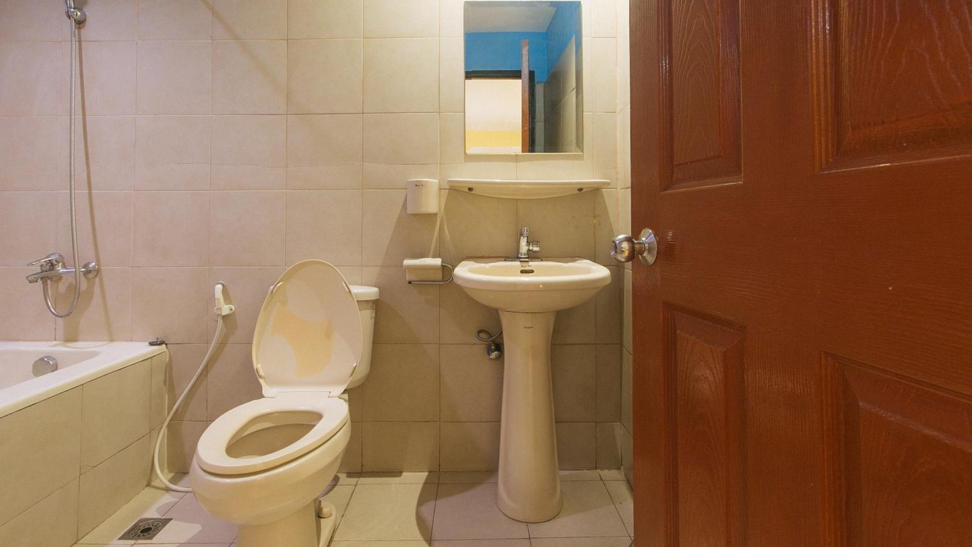 Reddoorz At Comfy Inn Ermita Manila Exterior photo